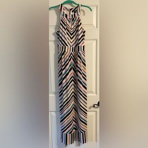 Very comfortable maxi dress. I am a size 6 and 5’4”. I wore yellow kitten heels.